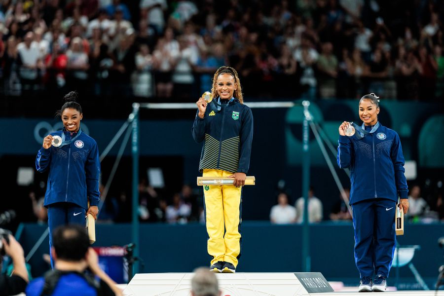 Podiumul de la sol la Jocurile Olimpice de la Paris înainte de contestația României FOTO Imago Images Jordan Chiles a fost declarată „Femeia anului 2024” de către revista americană „Time”: „Acel podium de la Paris va rămâne mereu în cărțile de istorie, indiferent ce se va întâmpla”