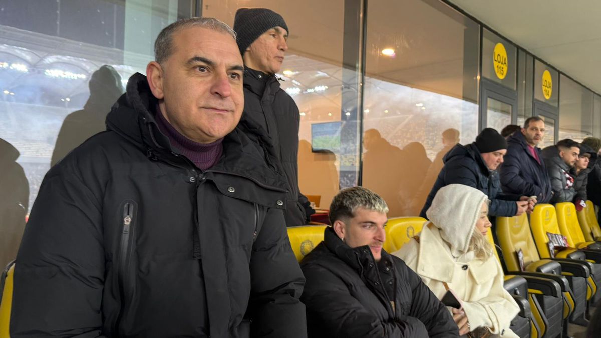 Apariție-surpriză! Internaționalul român și-a luat iubita și a venit prin ger la Rapid - Dinamo