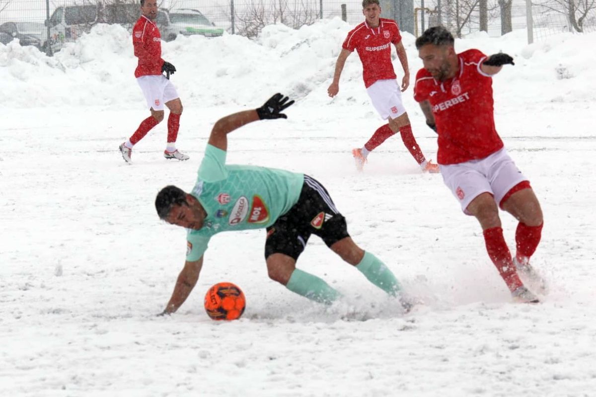 „Iadul alb” în Liga 2! S-a jucat pe zăpadă, în condiții uluitoare » Partida a fost și întreruptă: „O RUȘINE”