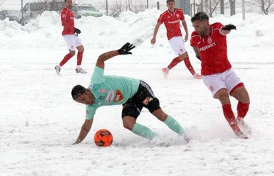 „Iadul alb” în Liga 2! S-a jucat pe zăpadă, în condiții uluitoare » Partida a fost și întreruptă: „O RUȘINE”