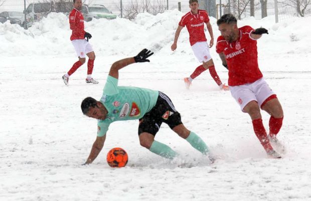 „Iadul alb” în Liga 2! S-a jucat pe zăpadă, în condiții uluitoare » Partida a fost și întreruptă: „O RUȘINE”