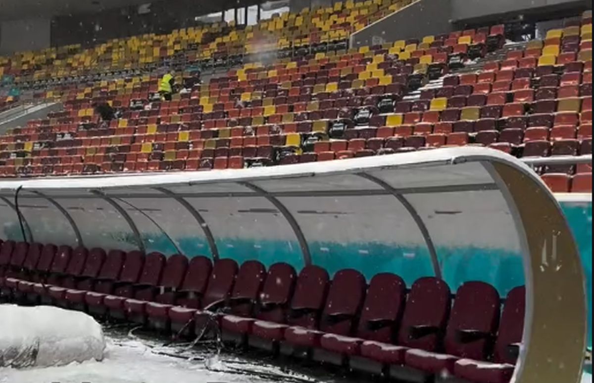 Gazonul Arenei Naționale, acoperit de zăpadă în ziua meciului Rapid - Dinamo