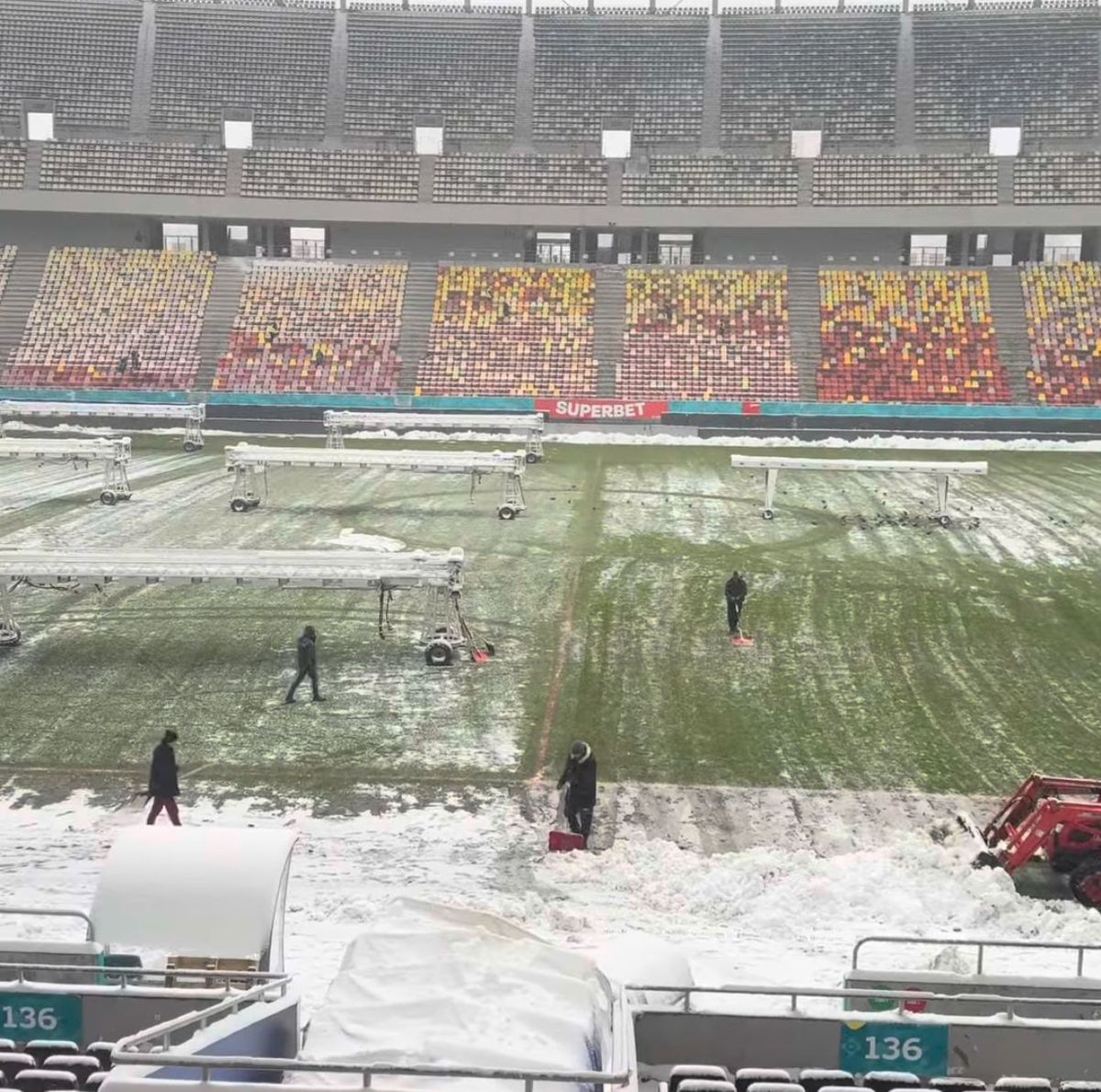 Gazonul Arenei Naționale, acoperit de zăpadă în ziua meciului Rapid - Dinamo