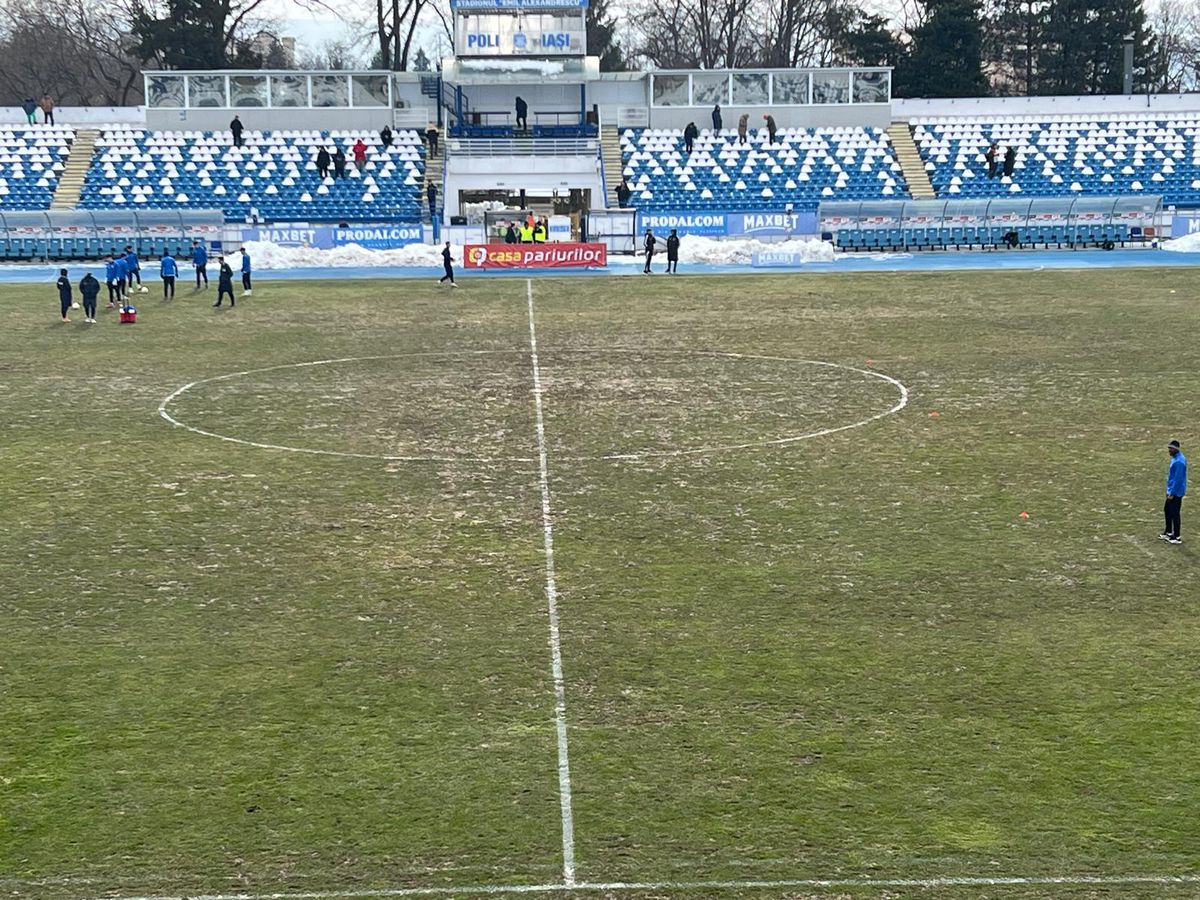 Gazonul stadionului din Iași, pe 21 februarie 2026