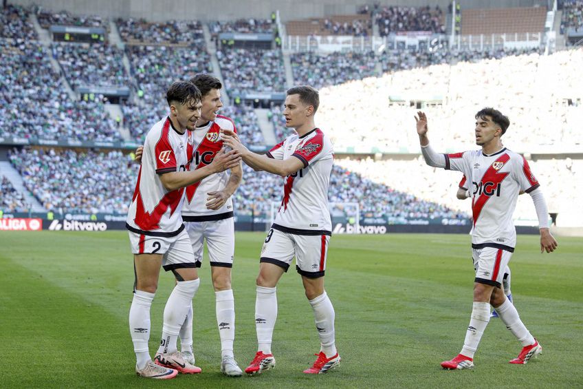 Andrei Rațiu (stânga), pasă de gol în Betis - Vallecano // FOTO: Imago Images