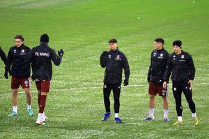 Rapid - Dinamo » ECHIPELE DE START! Imagini incredibile: zăpada cade de pe acoperiș, pericol pentru jucători