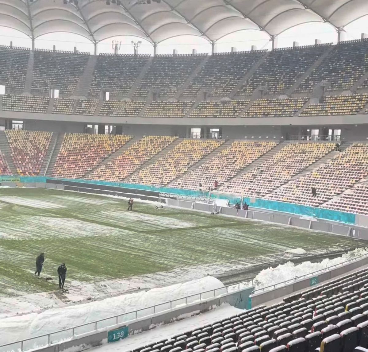 Gazonul Arenei Naționale, acoperit de zăpadă în ziua meciului Rapid - Dinamo