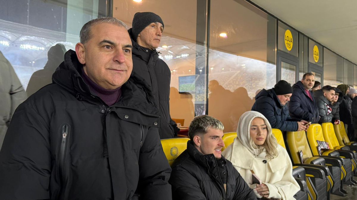 Apariție-surpriză! Internaționalul român și-a luat iubita și a venit prin ger la Rapid - Dinamo