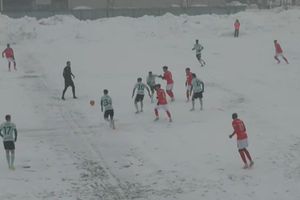 Stadionul care găzduiește 3 meciuri din etapa 18 din Liga 2 este înzăpezit » Prima partidă a fost întreruptă