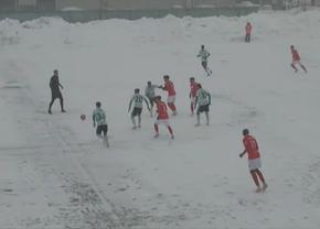 „Iadul alb” în Liga 2! S-a jucat pe zăpadă, în condiții uluitoare » Partida a fost și întreruptă: „O RUȘINE”