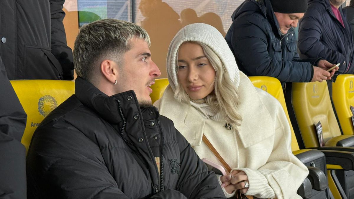 Apariție-surpriză! Internaționalul român și-a luat iubita și a venit prin ger la Rapid - Dinamo