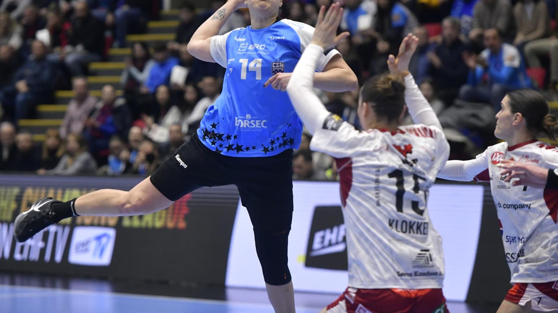 Jucători de handbal români de la Dinamo și CSM București primind premii Liga Campionilor pentru performanțe și sume bani handbal acordate echipelor românești. | sursa foto: Gazeta Sporturilor