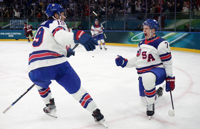 Pe urmele tatălui » Frații americani Matthew și Brady Tkachuk vor lupta pentru aurul olimpic așa cum a făcut-o și părintele lor