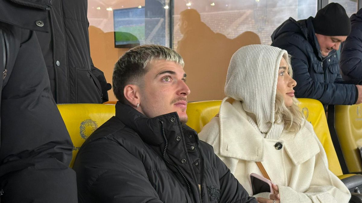 Apariție-surpriză! Internaționalul român și-a luat iubita și a venit prin ger la Rapid - Dinamo