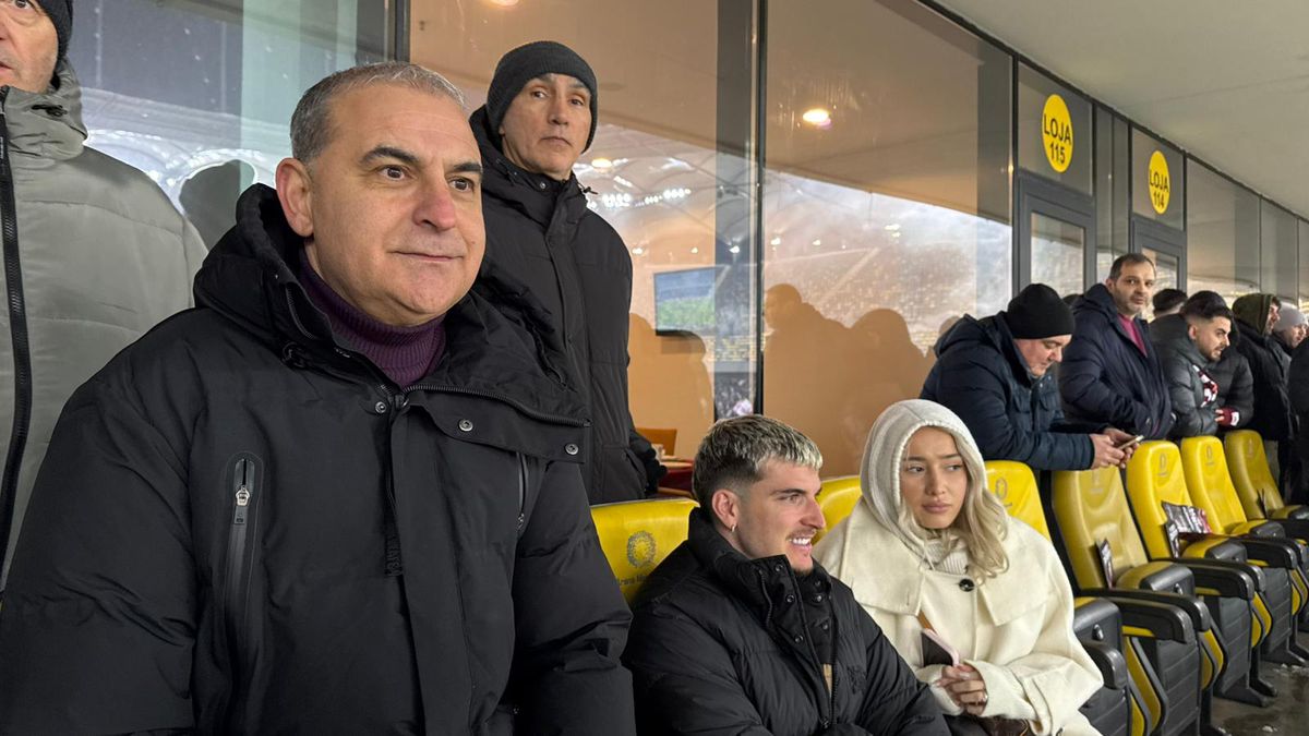 Apariție-surpriză! Internaționalul român și-a luat iubita și a venit prin ger la Rapid - Dinamo