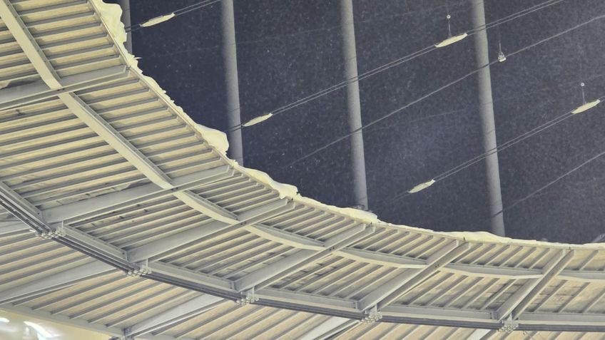 Zăpada de pe acoperiș se desprinde înainte de Rapid - Dinamo