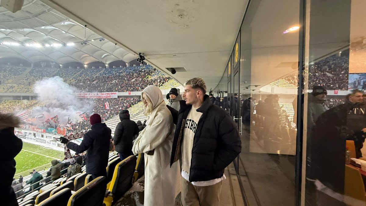 Apariție-surpriză! Internaționalul român și-a luat iubita și a venit prin ger la Rapid - Dinamo