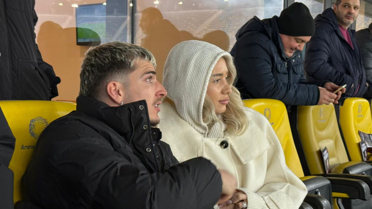 Apariție-surpriză! Internaționalul român și-a luat iubita și a venit prin ger la Rapid - Dinamo