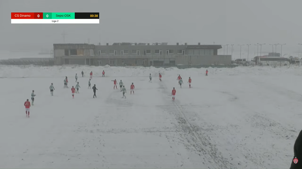 „Iadul alb” în Liga 2! S-a jucat pe zăpadă, în condiții uluitoare » Partida a fost și întreruptă: „O RUȘINE”