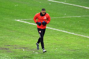 Rapid - Dinamo » ECHIPELE DE START! Imagini incredibile: zăpada cade de pe acoperiș, pericol pentru jucători