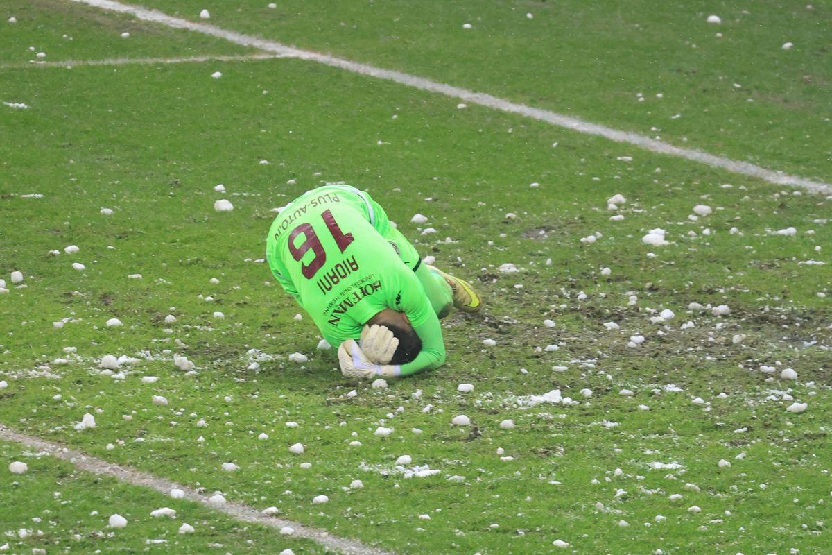 Marian Aioani, lovit cu un bulgăre în Rapid - Dinamo