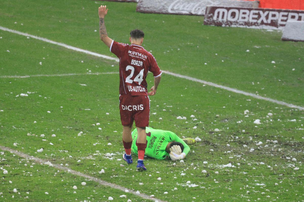 Marian Aioani, lovit cu un bulgăre în Rapid - Dinamo