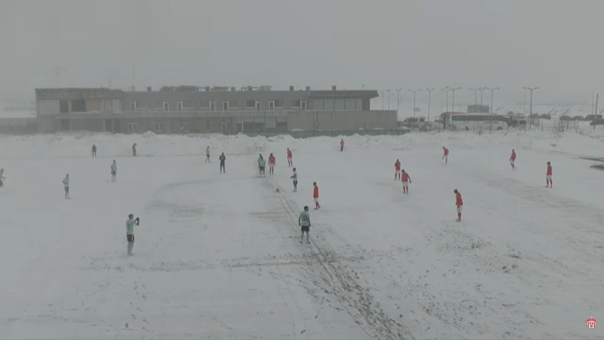 „Iadul alb” în Liga 2! S-a jucat pe zăpadă, în condiții uluitoare » Partida a fost și întreruptă: „O RUȘINE”