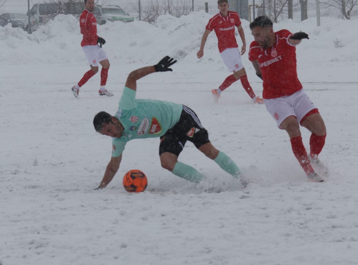 CS Dinamo - Sepsi se dispută pe un teren acoperit de zăpadă