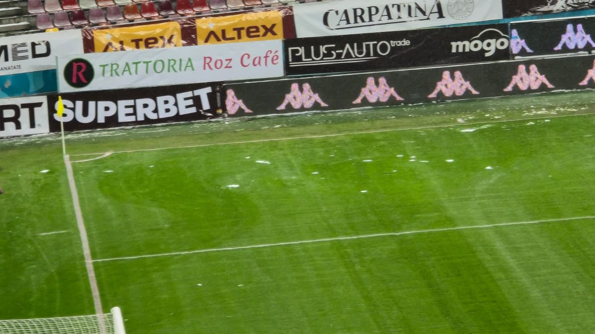 Zăpada cade de pe acoperișul Arenei Naționale înainte de Rapid - Dinamo