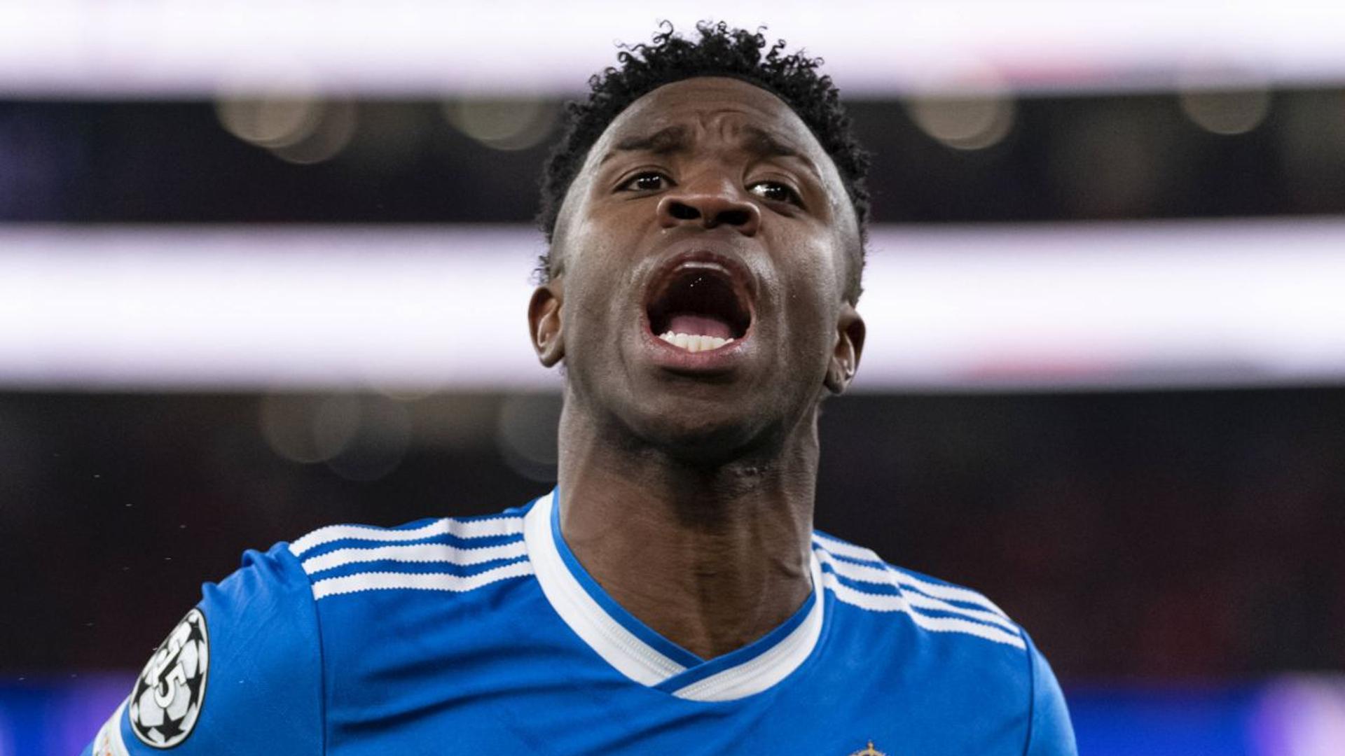 Vinicius Junior pe teren în tricoul Real Madrid, în timpul unui meci tensionat marcat de rasism fotbal și susținerea clubului pentru el. | sursa foto: Gazeta Sporturilor