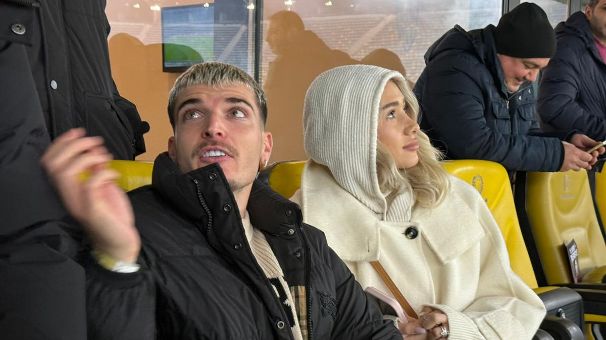 Apariție-surpriză! Internaționalul român și-a luat iubita și a venit prin ger la Rapid - Dinamo