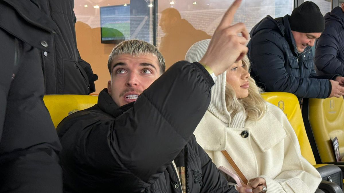 Apariție-surpriză! Internaționalul român și-a luat iubita și a venit prin ger la Rapid - Dinamo