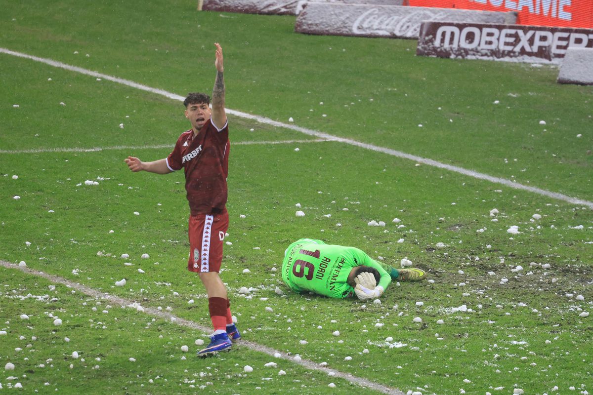 Marian Aioani, lovit cu un bulgăre în Rapid - Dinamo