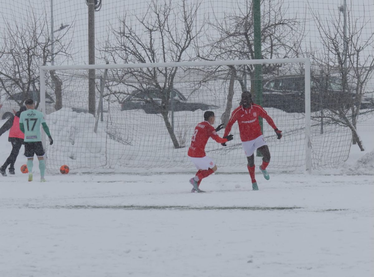 CS Dinamo - Sepsi se dispută pe un teren acoperit de zăpadă