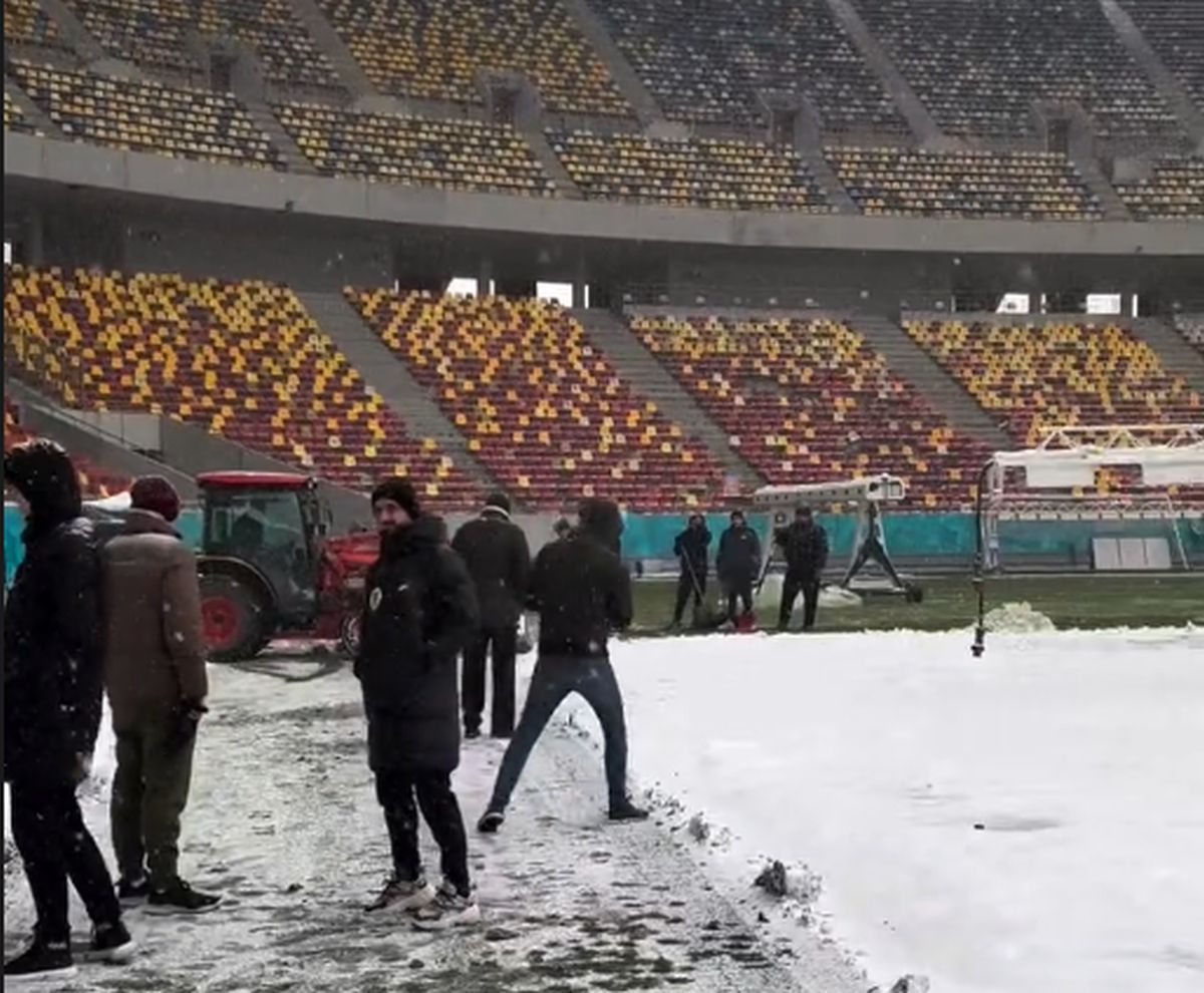 Gazonul Arenei Naționale, acoperit de zăpadă în ziua meciului Rapid - Dinamo