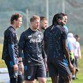 Kevin de Bruyne (în mijloc), alături de alți doi colegi de la Napoli indisponibili în prezent, Scott McTominay și Frank Anguissa / Foto: Imago