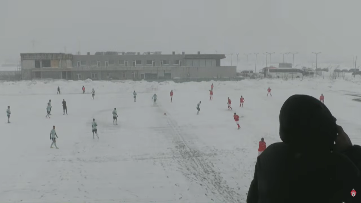 „Iadul alb” în Liga 2! S-a jucat pe zăpadă, în condiții uluitoare » Partida a fost și întreruptă: „O RUȘINE”