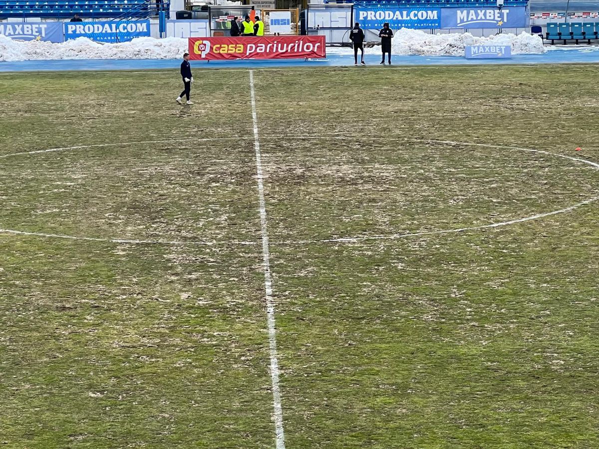 Gazonul stadionului din Iași, pe 21 februarie 2026