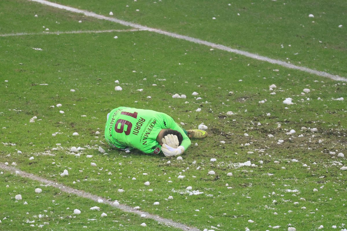 Marian Aioani, lovit cu un bulgăr în Rapid - Dinamo