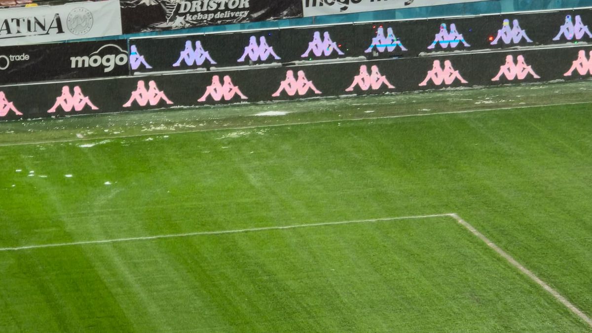 Pericol real înainte de Rapid - Dinamo » Jucătorii riscă să fie răniți de zăpada de pe acoperiș