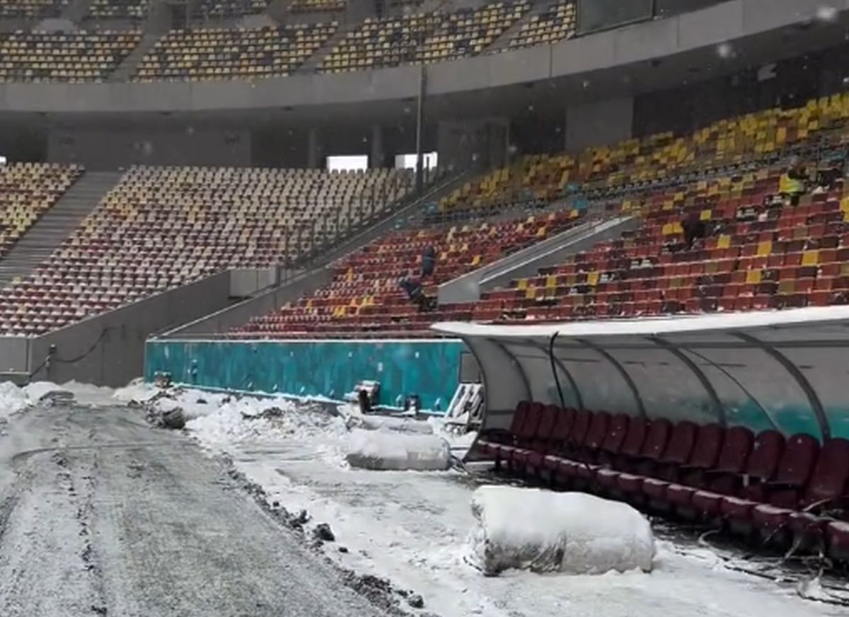 Gazonul Arenei Naționale, acoperit de zăpadă în ziua meciului Rapid - Dinamo