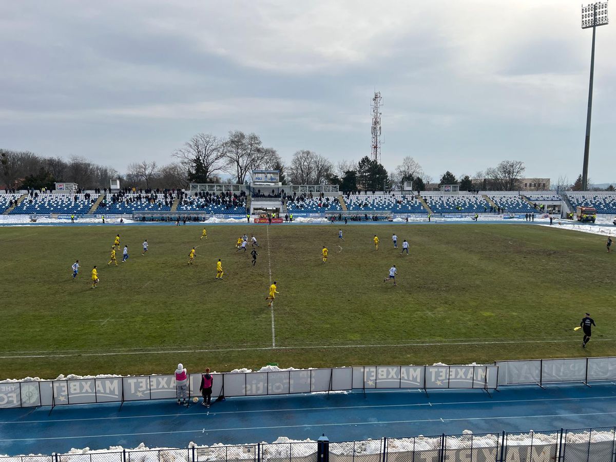 Gazonul stadionului din Iași, pe 21 februarie 2026
