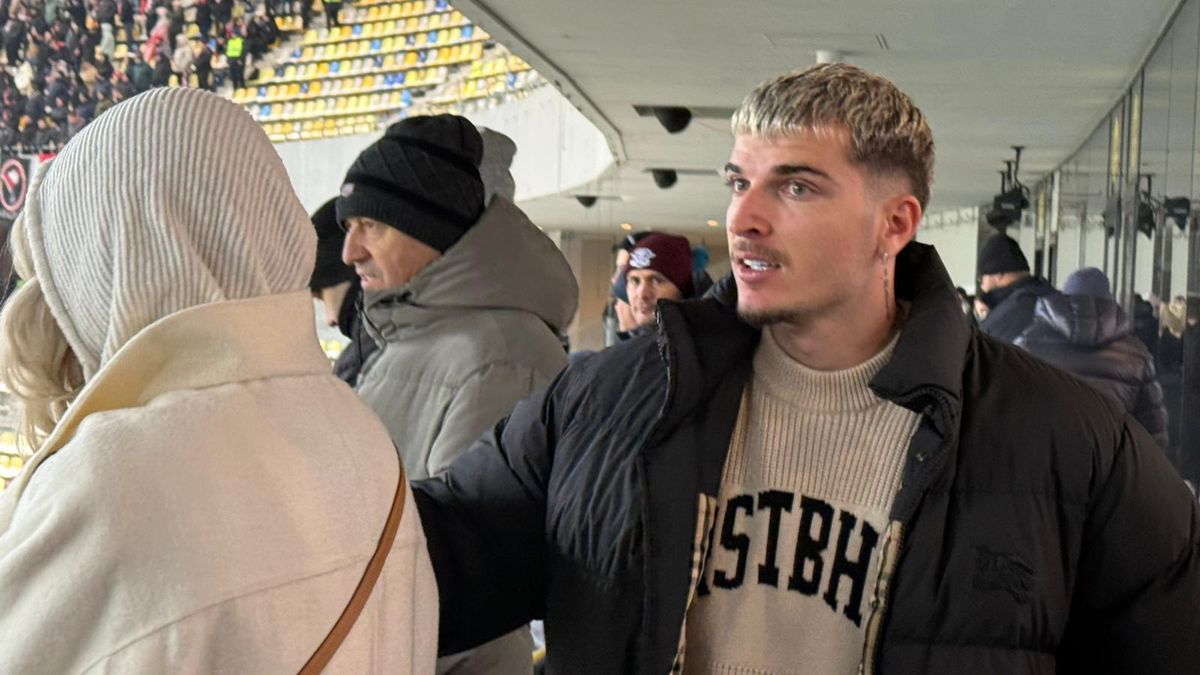 Apariție-surpriză! Internaționalul român și-a luat iubita și a venit prin ger la Rapid - Dinamo