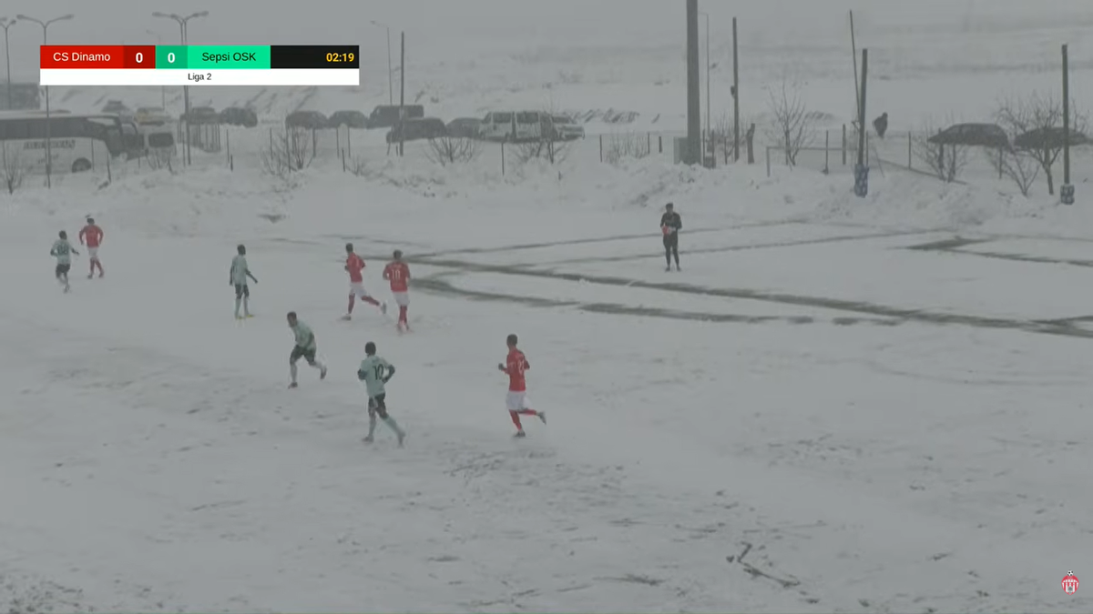 „Iadul alb” în Liga 2! S-a jucat pe zăpadă, în condiții uluitoare » Partida a fost și întreruptă: „O RUȘINE”