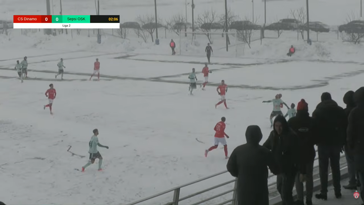 „Iadul alb” în Liga 2! S-a jucat pe zăpadă, în condiții uluitoare » Partida a fost și întreruptă: „O RUȘINE”