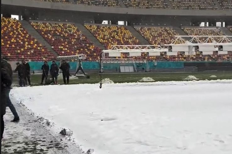 Gazonul Arenei Naționale, acoperit de zăpadă în ziua meciului Rapid - Dinamo