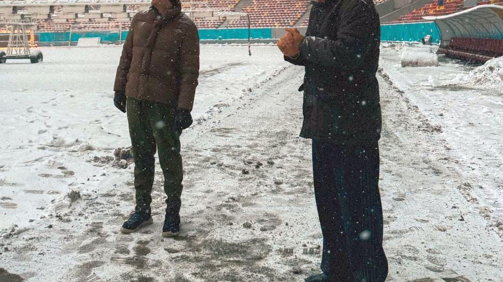 Jucători Rapid Dinamo pe gazonul acoperit cu zăpadă al Arenei Naționale înaintea derbyului fotbal tensionat din București. | sursa foto: Gazeta Sporturilor