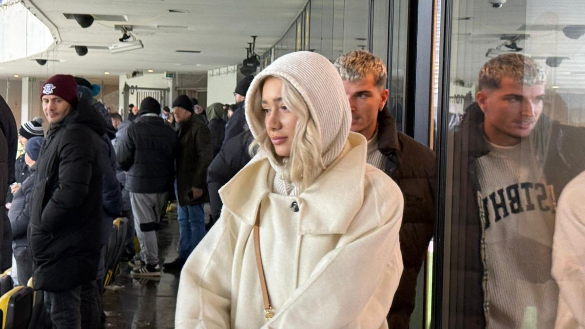 Apariție-surpriză! Internaționalul român și-a luat iubita și a venit prin ger la Rapid - Dinamo