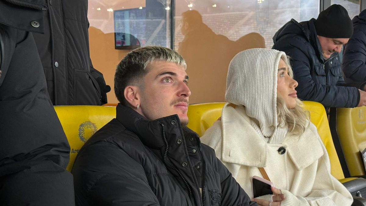 Apariție-surpriză! Internaționalul român și-a luat iubita și a venit prin ger la Rapid - Dinamo