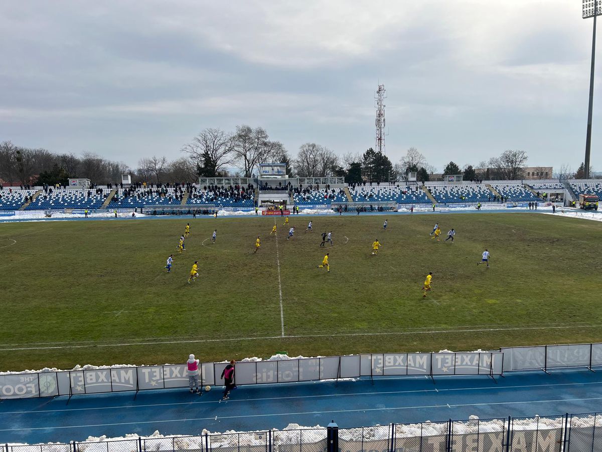 Gazonul stadionului din Iași, pe 21 februarie 2026
